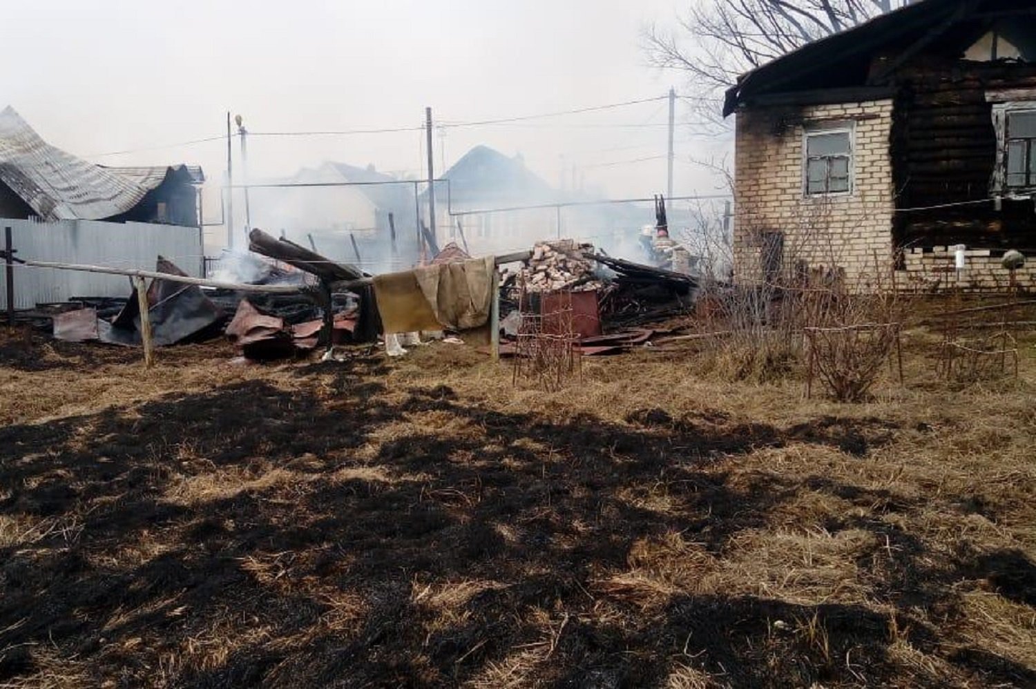 Житель Досчатого спалил соседский дом, пытаясь сжечь траву на участке